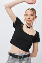 Top corto negro de escote cuadrado y manga corta con costuras tipo corsé.