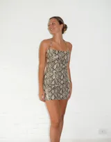 Vestido corto con estampado de piel de serpiente, corte ajustado y breteles finos.