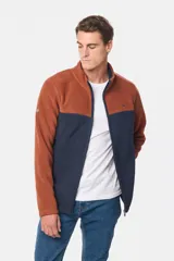 Campera de micro polar bondeado con diseño bicolor, combinando paneles en color terracota y azul marino. Presenta cuello alto, cierre frontal completo y bolsillos laterales con cierre.