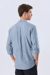 Camisa de lino y algodón color blanco, con cuello mao, manga larga y medio cierre frontal con botones.