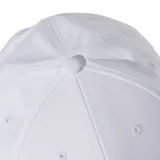 Gorra Adidas negra con logo de Mercedes Benz bordado en blanco en el frente y logo de Adidas bordado en blanco en la visera.