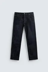 Pantalón de corte recto confeccionado en tejido de pana, con diseño de cinco bolsillos, cierre frontal con cremallera y botón.