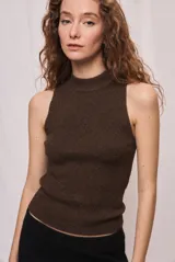 Top sin mangas de tejido de punto marrón oscuro con sutil brillo metalizado, cuello redondo ajustado y diseño al cuerpo.