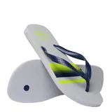 Sandalias de dedo Havaianas modelo Top Basic, con base gris y franjas decorativas en verde lima y azul marino. Las tiras son de color azul marino con textura granulada.