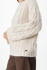 Sweater de abrigo en tejido de punto con hilado grueso, de silueta holgada y hombro caído. Presenta un diseño de ochos en el frente y en las mangas.