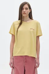 Remera amarilla de algodón lavado, con cuello redondo, mangas cortas y corte oversized.