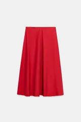 Falda midi de tiro alto y corte en A, color rojo, con bolsillos laterales ocultos y cierre lateral con cremallera.