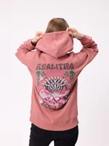 Canguro color crema con capucha y estampado grande en la espalda de un sol con un ojo, montañas, mariposas y texto.