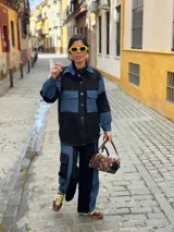 Camisa de manga larga con bloques de color negro y azul denim, con botones dorados.