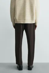 Pantalón regular fit color negro de tejido con viscosa, con cintura elástica ajustable con cordón, bolsillos frontales y traseros.