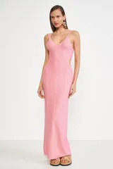 Vestido largo rosado de tejido de punto con diseño de espiga, escote en V, breteles finos y aberturas laterales en la cintura.