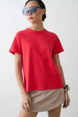Remera de algodón roja de manga corta, con cuello redondo y corte clásico.