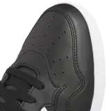 Championes Adidas Hoops 4.0 Mid de caña media, color negro con las tres tiras plateadas y suela blanca.