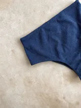 Parte inferior de bikini tiro alto, modelo vedetina, color verde militar brillante.