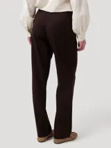 Pantalon de vestir marrón de corte recto y tiro alto, confeccionado con fibras recicladas. Presenta pretina limpia con detalle de botón lateral decorativo y cierre invisible.
