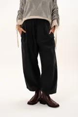 Pantalon de corte holgado y estilo relajado, confeccionado en color negro, con cintura elástica y cordón ajustable.