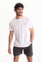 Remera blanca de manga corta de algodón, con estampado pequeño en el pecho que dice 'The sound of Summer' junto a un gráfico de un casete.