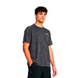 Remera deportiva Under Armour de manga corta, con cuello redondo y diseño jaspeado en tonos negros y grises. Presenta el logo de la marca estampado en el pecho.