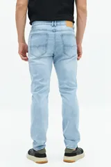 Pantalón de jean negro de corte recto y tiro medio, con bolsillos delanteros y traseros, y presillas para cinturón. Confeccionado en algodón y spandex.