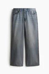 Pantalón de jean celeste con efecto desgastado, corte recto y tiro alto.