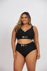 Conjunto de bikini negro de talle grande, con corpiño cruzado y bombacha de tiro alto con detalle de cinto con hebilla dorada.