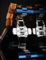 Reloj de pulsera Chenaut modelo Ocean, con caja y malla combinadas en madera de Zebrano africano y acero inoxidable azul. Presenta una esfera azul con subdiales de madera, indicador de fase lunar, fechador y bisel técnico tipo buzo.