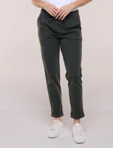 Pantalón jogger verde militar de Zac & Rachel, con pretina ancha elastizada, lazo de ajuste, bolsillos inclinados en la delantera y dobladillo en los ruedos.