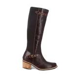 Bota de caña alta color marrón con detalles en cuero croco al tono. La pantorrilla es de lycra italiana y el pie está forrado en cuero. El taco es foliado de suela y el fondo es de goma antideslizante.