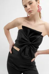 Top strapless negro de tafeta elastizada con moño grande en el frente y cierre lateral.