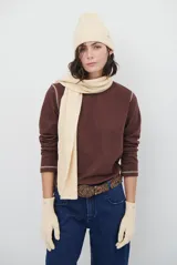 Gorro de punto marrón con diseño acanalado tipo beanie.