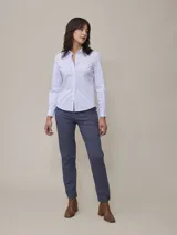 Pantalón color beige de corte recto, con pinzas en la cintura, bolsillos laterales y tobillos ajustados.