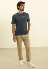 Pantalón de vestir color gris oscuro, de corte recto y tiro medio.