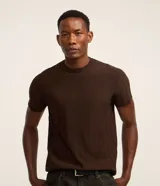 Remera de corte slim para hombre, confeccionada en tejido de viscosa con textura de rayas verticales. Presenta cuello redondo y mangas cortas.