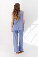 Pantalón de vestir marrón claro con finas rayas verticales blancas, de corte recto y relajado.