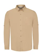 Camisa de manga larga RKF modelo Galiton, color beige, con cuello camisero, cierre frontal de botones y bolsillo en el pecho con logo bordado. Presenta botones en los laterales de las mangas para ajuste y está confeccionada en popelina de algodón orgánico con protección UV.