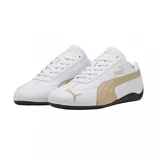 Championes Puma Speedcat LTH de perfil bajo, color blanco con detalles en dorado y suela negra. Diseño inspirado en el automovilismo con el logo de la marca en el lateral y la lengüeta.