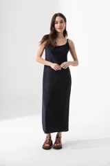 Vestido largo de lurex azul marino con breteles finos.