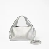 Bandolera plateada con correa larga ajustable y asa corta.