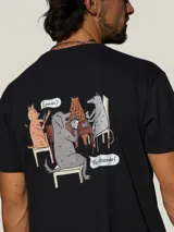 Remera blanca de manga corta con estampado en la espalda que ilustra a varios animales jugando a las cartas.