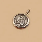 Dije redondo de plata 925 con la imagen de San Cristobal.