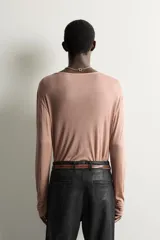 Camiseta relaxed fit de manga larga y cuello redondo amplio, confeccionada en tejido ligero color marrón con mezcla de lyocell y lana.
