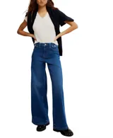 Jeans de mezclilla azul claro con corte palazzo extremadamente ancho y tiro alto. Presentan un efecto degradado o teñido que oscurece el color hacia los bajos de las piernas.