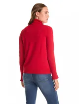 Polera de tejido fino, color rosado, con cuello alto, manga larga y detalle de tajo en los puños.