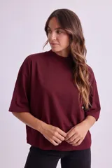 Remera de algodón color bordó con cuello alto y mangas tres cuartos de corte holgado.