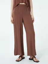 Pantalón marrón de corte palazzo con cintura elástica.