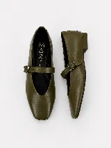 Zapato flat tipo Mary Jane de ecocuero negro, con puntera cuadrada, suela baja y tira en el empeine con hebilla metálica.