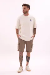 Bermuda cargo color marrón claro, con bolsillos laterales y ruedo doblado.