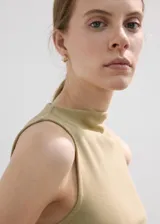 Vestido midi color tostado, con cuerpo superior de punto sin mangas con cuello alto y falda larga de tejido plano con vuelo.