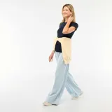 Pantalón de jogging de maternidad de color celeste, de corte ancho y relajado, con cintura elástica ajustable con cordón.