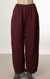 Pantalón de jogging color bordó, de corte recto y holgado, con cintura elástica y bolsillos laterales.
